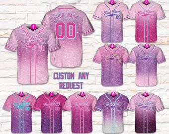 Pode incluir: Uma coleção de camisas de beisebol em vários tons de rosa e roxo, com efeito brilhante. Cada camisa apresenta o texto "Team Name" e o número "00". O texto "CUSTOM ANY REQUEST" também é visível.