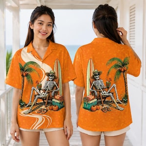 Peut inclure: Une chemise orange à manches courtes boutonnée avec un imprimé graphique représentant un squelette portant un chapeau, assis dans une chaise de plage sous un palmier avec une planche de surf, une glacière et des citrouilles. Motif répété.