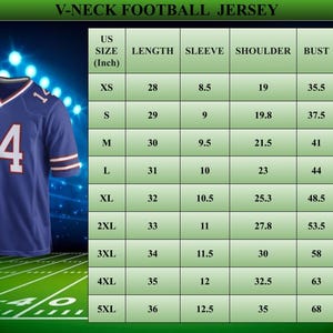 Pode incluir: Uma camisola de futebol azul com decote em V com o n&uacute;mero 14 em branco. A camisola tem riscas brancas nas mangas e uma tabela de tamanhos com medidas em cm. O texto "V-NECK FOOTBALL JERSEY" est&aacute; no topo.