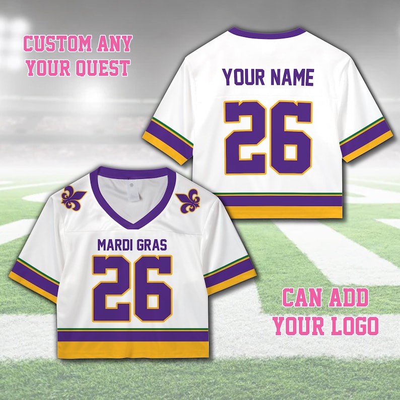 Pode incluir: Camisola branca com detalhes roxos e dourados. A camisola apresenta o n&uacute;mero 26 em roxo, juntamente com o texto "MARDI GRAS" e "YOUR NAME". Possui decote em V e detalhes de flor-de-lis nos ombros. Os textos "CUSTOM ANY YOUR QUEST" e "CAN ADD YOUR LOGO" tamb&eacute;m s&atilde;o vis&iacute;veis.