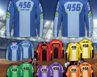 Könnte beinhalten: Langärmlige Sporttrikots in verschiedenen Farben, jeweils mit der Nummer "456" und dem Text "TEAM NAME" oder "YOUR NAME". Die Trikots haben ein Colorblock-Design mit kontrastierenden Ärmeln und Akzenten. Der Text "CUSTOM COLOR" steht oben.