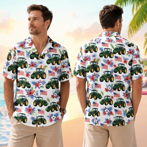 Può includere: Una camicia a maniche corte con abbottonatura su fondo bianco caratterizzata da un motivo ripetuto di trattori verdi, bandiere americane e fiori tropicali di ibisco rossi e blu con foglie di palma verdi su tutto il tessuto.