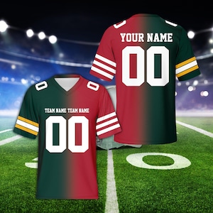 Pode incluir: Duas camisas de futebol, uma na frente e outra atrás, com um esquema de cores verde e vermelho. A camisa da frente tem o texto "TEAM NAME TEAM NAME" e o número "00". A camisa de trás tem o texto "YOUR NAME" e o número "00". Ambas as camisas têm detalhes em branco e amarelo.