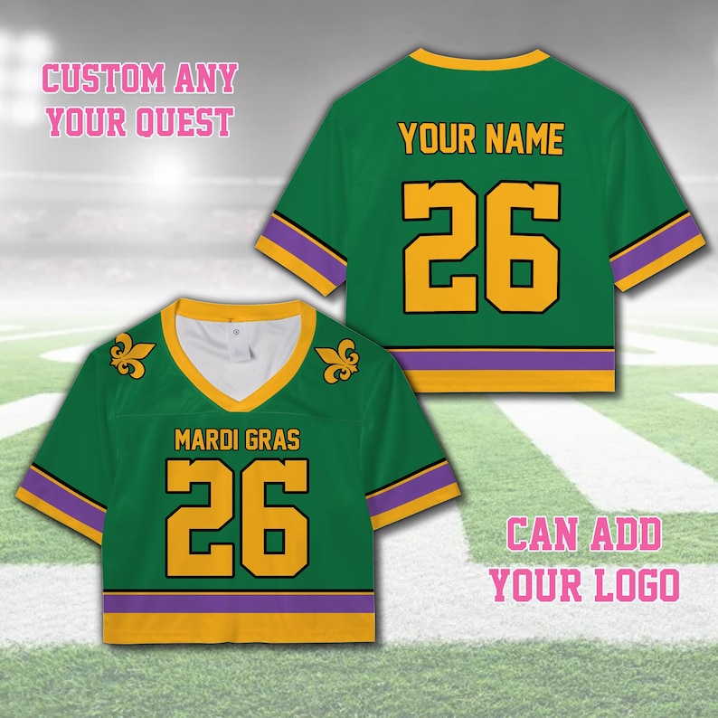 Pode incluir: Camisola verde curta com detalhes dourados e roxos. A camisola apresenta o n&uacute;mero 26 em dourado, com o texto "MARDI GRAS" e "YOUR NAME". O texto "CUSTOM ANY YOUR QUEST" e "CAN ADD YOUR LOGO" tamb&eacute;m &eacute; vis&iacute;vel.