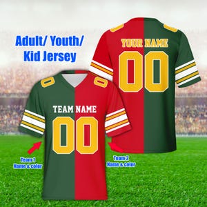 Puede incluir: Una camiseta de fútbol bicolor, mitad roja y mitad verde, con detalles dorados. La camiseta presenta el texto "TEAM NAME" y "00" en la parte delantera, y "YOUR NAME" y "00" en la parte trasera. También se ve el texto "Adult/Youth/Kid Jersey".