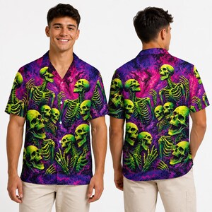 Peut inclure: Une chemise à manches courtes boutonnée avec un imprimé intégral vif de squelettes vert néon sur un fond de fumée violette et magenta tourbillonnante. La chemise présente un col classique, une patte de boutonnage et un ourlet droit.
