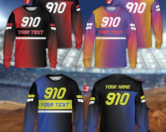 Könnte beinhalten: Langärmlige Sportshirts in Rot, Gelb, Blau und Schwarz mit der Nummer "910" und anpassbarem Text. Die Shirts haben weiße Streifen auf den Ärmeln und sind für Sport- oder Teamveranstaltungen konzipiert. Der Text "YOUR NAME" und "YOUR TEXT" sind sichtbar.