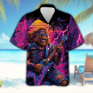 Puede incluir: Camisa de manga corta con un gráfico vibrante de un Bigfoot tocando la guitarra eléctrica contra un fondo de puesta de sol. El diseño presenta acentos en rosa y morado neón, palmeras y rayos. La camisa tiene un cuello negro y un corte relajado.
