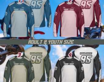Könnte beinhalten: Langärmlige Motocross-Trikots in verschiedenen Farbkombinationen, darunter Blau, Burgunderrot, Grün und Schwarz. Jedes Trikot hat einen personalisierten Namen und die Nummer 95 auf dem Rücken. Der Text "YOUR TEXT" ist auf der Vorderseite aufgedruckt.