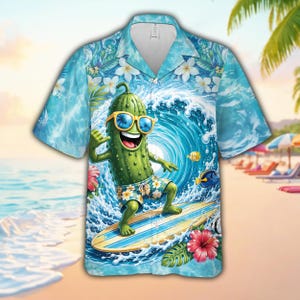 Lustiges Gurken Surfen Hawaiihemd , Tropischer Strand Aloha Shirt mit Ozeanwelle und Rot Weißen Hibiskus Blumen für die Sommerferien Geschenk