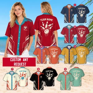 Puede incluir: Una camisa de bolos de manga corta con botones, que presenta un gráfico de bolos y una bola en la parte posterior con el texto TEAM NAME. La parte delantera incluye un gráfico de bolos más pequeño y espacio para un nombre.