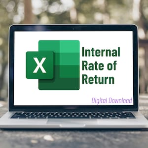 Könnte beinhalten: Ein Laptop-Bildschirm zeigt ein grünes Microsoft Excel-Logo und den Text "Interner Rendite" mit den Worten "Digitaler Download" darunter.