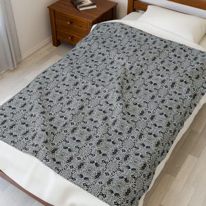 Plush Velveteen Blanket - Cozy Decorative Throw for All Seasons, Soft Home Decor, Gift for Birthdays, Holidays, Housewarming, Celtic Pattern