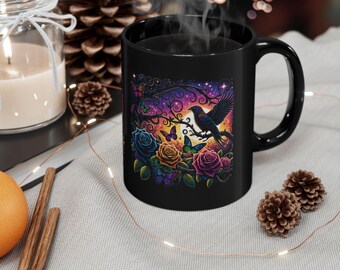 Mystieke raaf en regenboogroos zwarte koffiemok: Gothic Fantasy Art