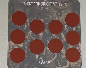 Pode incluir: Um cartão castanho com uma fotografia vintage de um grupo de pessoas em frente a uma árvore de Natal. O cartão diz "Merry and Bright Festivus CIR 1923" e "Save $55". Há nove círculos vermelhos no cartão.