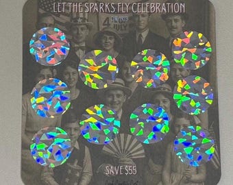 Pode incluir: Um cartão quadrado com uma foto vintage de um grupo de pessoas. O cartão tem um design holográfico com o texto "Let the Sparks Fly Celebration" e "Save 55 €".