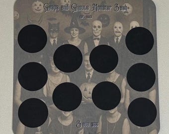 Pode incluir: Um cartão castanho e branco com uma fotografia vintage de um grupo de pessoas vestidas com fatos. O cartão tem nove círculos pretos e o texto "Goops and Ghouls Monster Bash" está impresso no topo.