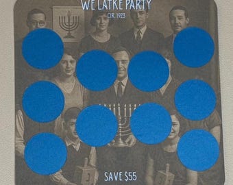 Pode incluir: Um cartão castanho com uma fotografia vintage de um grupo de pessoas. O cartão tem círculos azuis nele e o texto "We Latke Party Cir. 1925" e "Save $55".