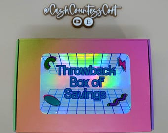 Pode incluir: Uma caixa colorida com um adesivo holográfico que diz "Throwback Box of Savings". A caixa tem um gradiente de cores, incluindo rosa, verde e amarelo. O adesivo tem um padrão de grade e gráficos retrô.
