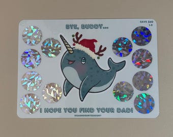 Pode incluir: Um adesivo branco com um narval de desenho animado usando um chapéu de Papai Noel e o texto "BYE, BUDDY... I HOPE YOU FIND YOUR DAD!" O adesivo tem um fundo holográfico com um efeito brilhante.