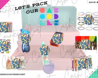 Pode incluir: Uma caixa de armazenamento rosa claro aberta com vários itens, incluindo pulseiras, frascos de spray e pequenas figuras. O texto "Let's Pack Our Caboodles" está no topo. Os itens são decorados com um padrão geométrico colorido.