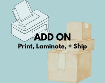 Pode incluir: Uma ilustração em preto e branco de uma impressora com uma pilha de caixas de papelão marrons. O texto "ADD ON" está em negrito preto acima do texto "Print, Laminate, + Ship".