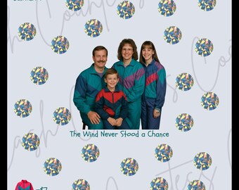 Pode incluir: Um retrato de família vestindo agasalhos combinando verde-azulado, roxo e vermelho. O texto "The Wind Never Stood a Chance" está abaixo da família. A imagem também inclui o texto "SAVE 100$" e "Denoms. 1-7".