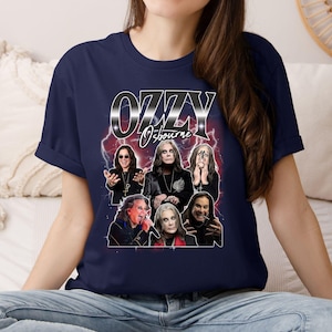Puede incluir: Camiseta azul marino con un gr&aacute;fico de Ozzy Osbourne y el texto "OZZY Osbourne" en fuente plateada met&aacute;lica. El gr&aacute;fico incluye m&uacute;ltiples im&aacute;genes del m&uacute;sico con un fondo de rayos rojos y blancos.