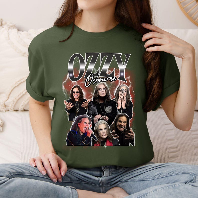 Puede incluir: Camiseta verde oliva con un gr&aacute;fico de Ozzy Osbourne. El gr&aacute;fico incluye el texto "OZZY Osbourne" y varias im&aacute;genes del m&uacute;sico. La camiseta est&aacute; hecha de un material suave y es adecuada para uso casual.