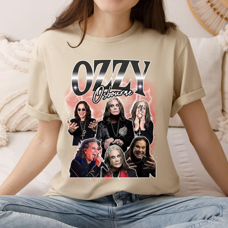 Puede incluir: Camiseta beige con un dise&ntilde;o gr&aacute;fico de Ozzy Osbourne. El texto "OZZY Osbourne" es plateado y negro. El dise&ntilde;o incluye m&uacute;ltiples im&aacute;genes de Ozzy Osbourne con un fondo de rel&aacute;mpagos rojos.
