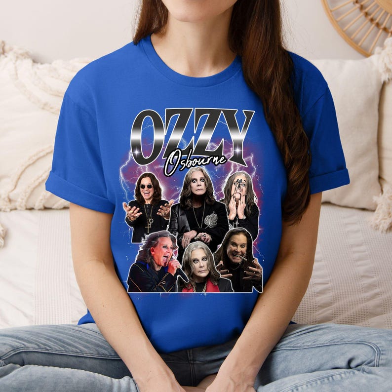 Puede incluir: Camiseta azul real con un gr&aacute;fico de Ozzy Osbourne y el texto "OZZY Osbourne" en un dise&ntilde;o plateado y negro. El gr&aacute;fico incluye m&uacute;ltiples im&aacute;genes del m&uacute;sico con un fondo de rel&aacute;mpagos.