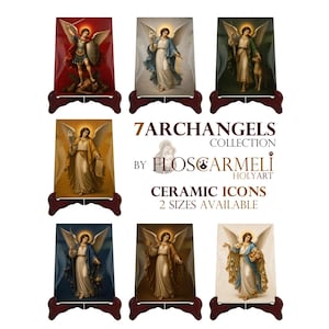 Pode incluir: Uma coleção de sete ícones retangulares de cerâmica com vários arcanjos, cada um em um suporte marrom escuro. O texto diz 7ARCHANGELS COLLECTION BY FLOS CARMELI HOLYART CERAMIC ICONS 2 SIZES AVAILABLE. Os ícones mostram anjos em diferentes cores e poses.