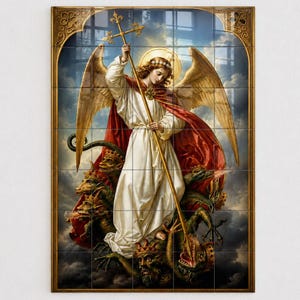 Op de afbeelding: Een rechthoekig wandkunstwerk bestaande uit een raster van tegels met een engel met grote vleugels, gekleed in een wit gewaad en rode mantel, die een gouden staf met kruis vasthoudt boven een veelkoppige draak tegen een bewolkte lucht.