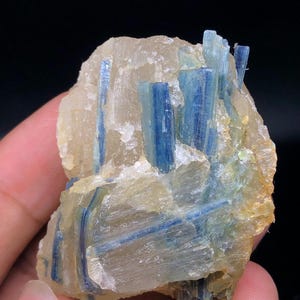 Natürliches Blaues Kyanit Specimen aus Pakistan / 70 Gramm