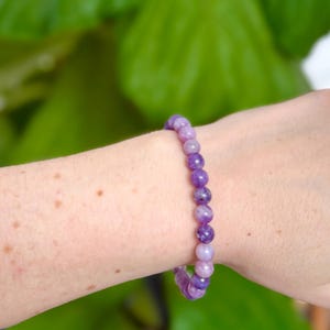 Lepidolith Kristall Armband, 6 mm Perlen Kristall Armband, Lepidolith Schmuck, Lila beruhigendes Angst Armband, Lepidolith Schmuck