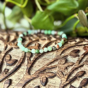 Armband van chrysopraaskristal, rekbare kristallen armband met kralen van 4 mm, chrysopraas edelsteenarmband, groene kristalarmband, stapelarmband