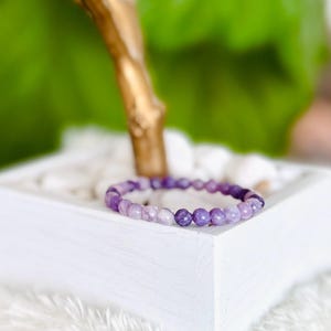 Lepidolith Kristall Armband, 6 mm Perlen Kristall Armband, Lepidolith Schmuck, Lila beruhigendes Angst Armband, Lepidolith Schmuck