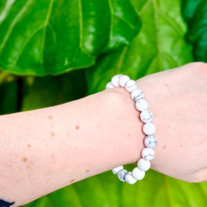 Howlite Kristall Armband, 8 mm Perlen Kristall Armband, Howlite Schmuck, Howlite Stapeln Armband, beruhigendes Armband, Angst Armband