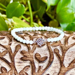 Braccialetto di giada delicato, braccialetto di giada impilabile, braccialetto di giada argento, braccialetto di perline di cristallo minimalista, gioielli di giada verde, braccialetto di loto