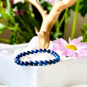 Blue Kyanite Bracelet, 8mm Beaded Stretchy Crystal Bracelet, Kyanite Jewelry, Kyanite Stacking Bracelet, Blue Kyanite Crystal Bracelet