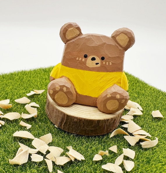 手彫りの木製クマの置物：黄色のセーター、限定版 - Etsy 日本