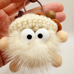 Lindo llavero de duendecillo de hollín peludo: abalorio de peluche esponjoso con sombrero, cascabel y flor. Accesorio para bolso kawaii hecho a mano.