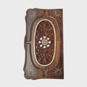 Peut inclure: Un jeu de backgammon rectangulaire en bois avec des sculptures complexes. Le centre présente un motif ovale avec des motifs floraux et des incrustations de nacre. Des éclats d'étoiles ornent les coins. Le plateau est de couleur marron foncé.