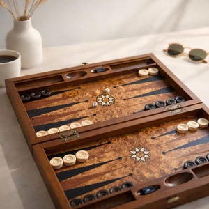 Kleines Backgammon-Set aus reinem Walnuss-Mazel - handgefertigtes Holzbrett
