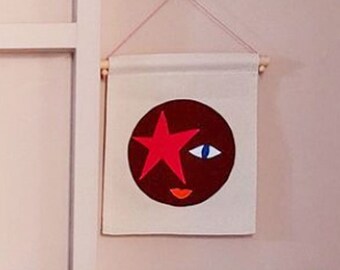 Filz Gesicht Banner - Hellrosa, Wandbehang bunt vegan Filz und Holz Dübel Kinderzimmer Dekoration, Wandbanner, Bunting, Girlande