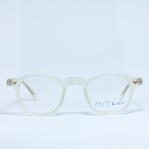 Puede incluir: Gafas de plástico blanco con detalles dorados y el texto "FACE Color12" en la patilla derecha.