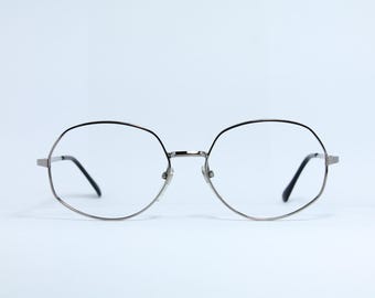 Puede incluir: Gafas de vista de forma octogonal plateadas con lentes transparentes.