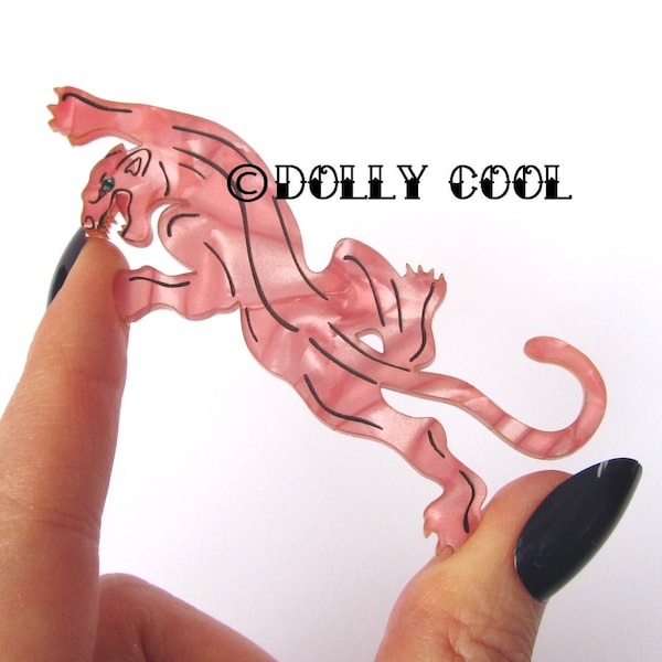 Pink Panther Acrylic Brooch par Dolly Cool - Old School Tattoo - vintage Style Novelty Brooch - Climbing Jaguar - Fakelite - Pearl Acrylic