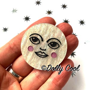 Dolly Cool のアクリル製天体月面ブローチ - ヴィンテージ スタイルの斬新なブローチ - フェイクライト - 不気味でかわいい - 魔女っぽい
