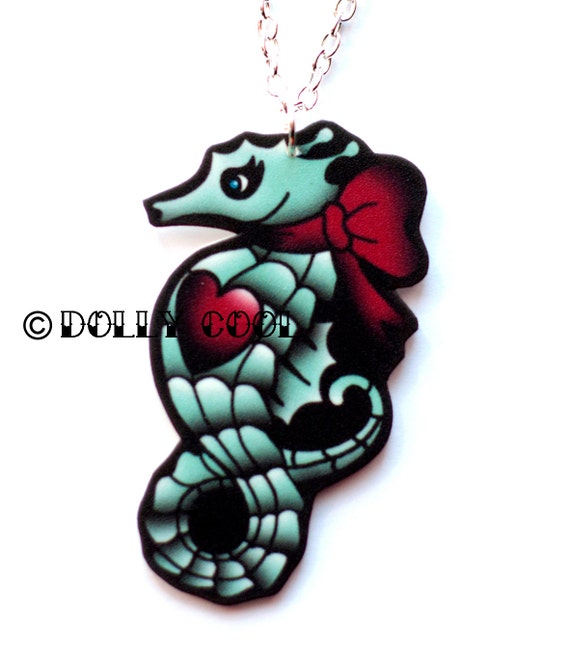 Collier Hippocampe Par Dolly Cool Style Tatouage Old School Avec Coeur Et Noeud